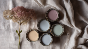 Farrow & Ball Pastell-Palette mit Peignoir, Borrowed Light, Skimming Stone, Pale Powder und Calluna für Ferienwohnungen